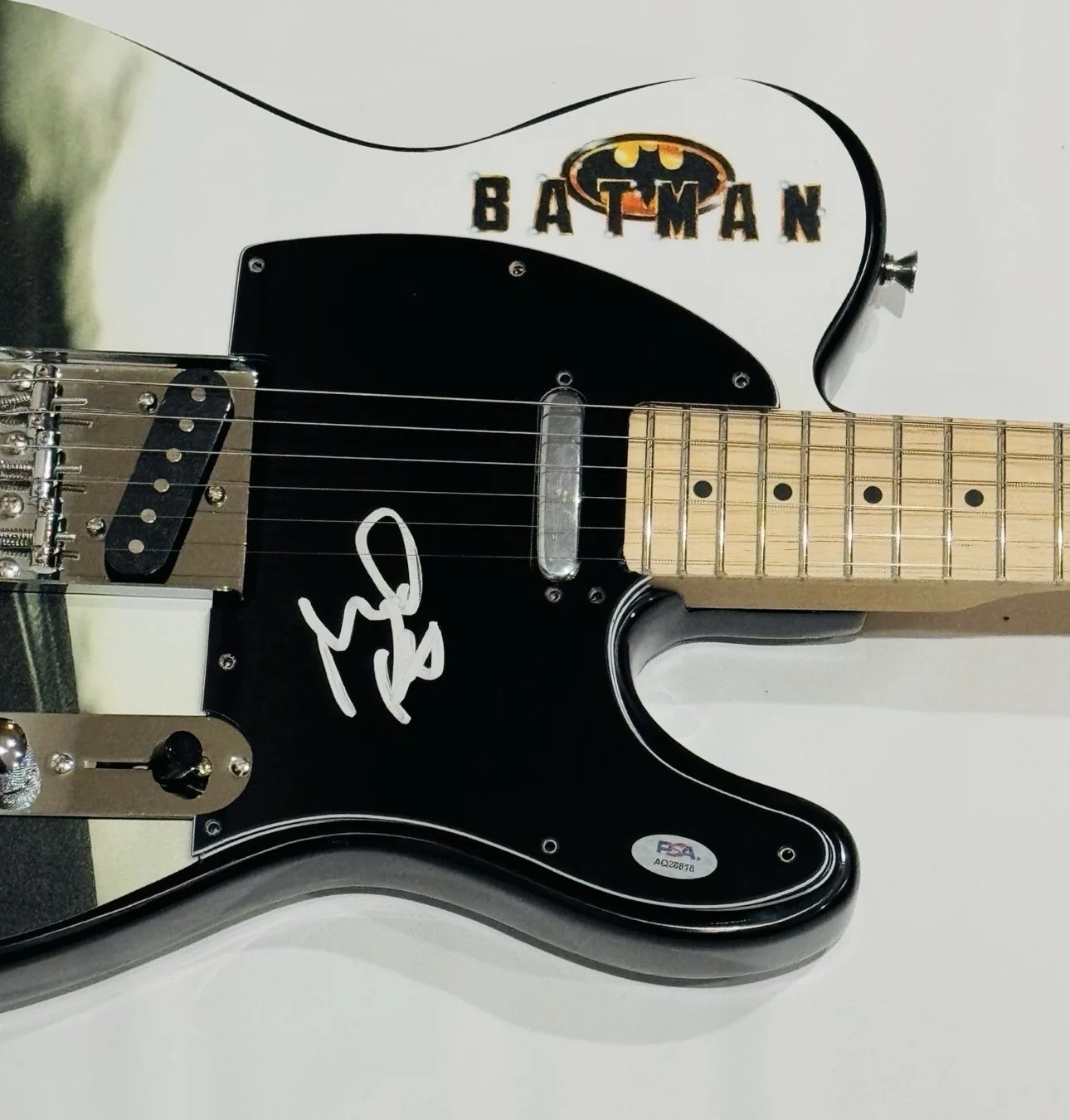 MICHAEL KEATON SIGNED CUSTOM BATMAN ELECTRIC GUITAR VERY RARE PSA COA, изображение 2