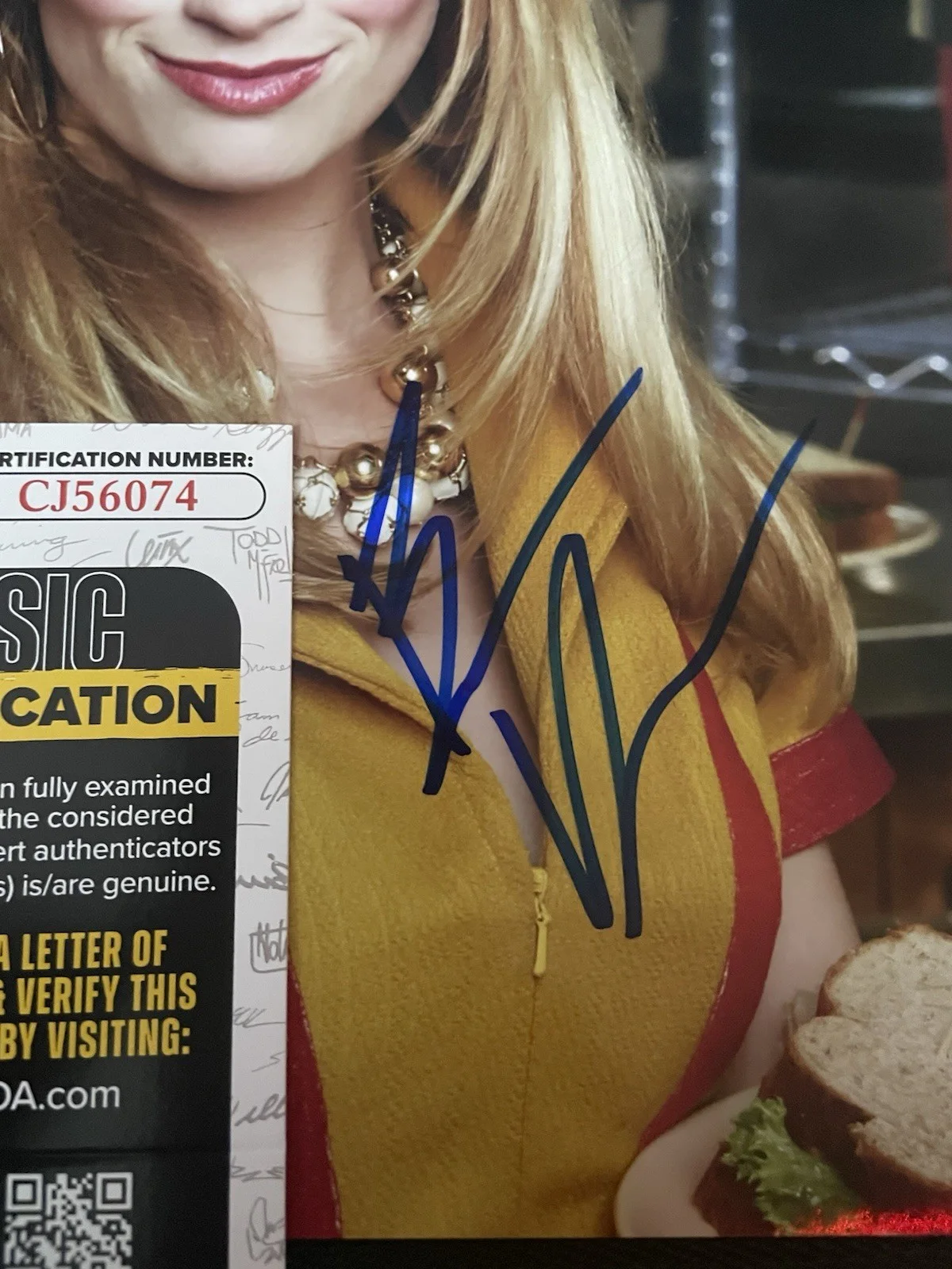 Beth Behrs Signed 8x10 Photo JSA COA 2 Broke Girls The Neighborhood, изображение 3