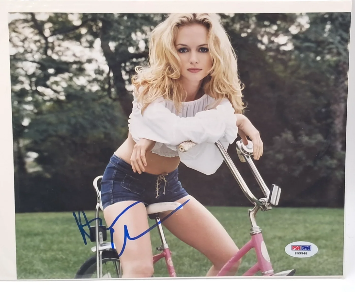 Heather Graham — Heather Graham Signed 8 x10 Photo Schwinn Fair Lady Bike PSA/DNA Certified COA