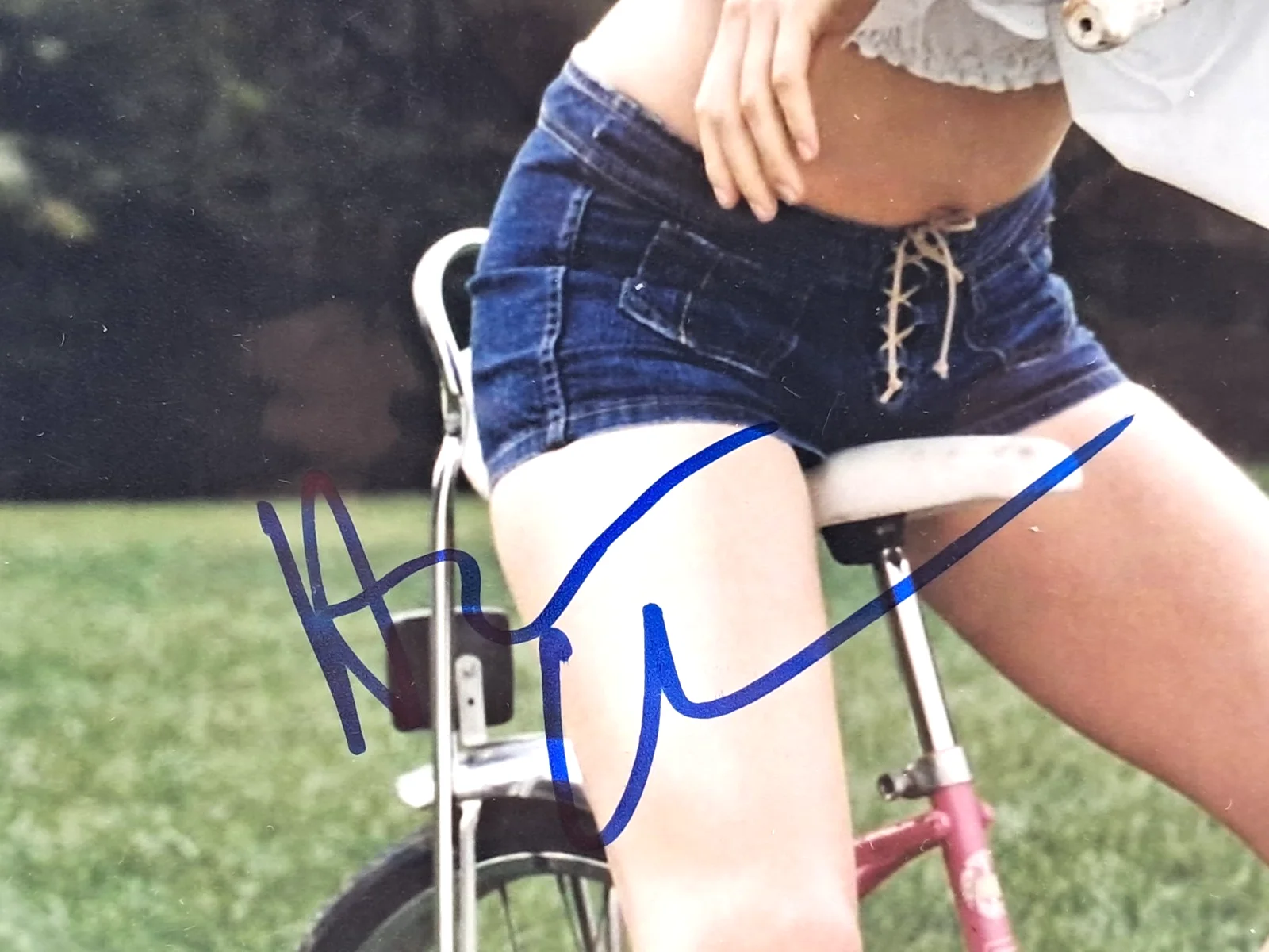 Heather Graham — Heather Graham Signed 8 x10 Photo Schwinn Fair Lady Bike PSA/DNA Certified COA, изображение 2