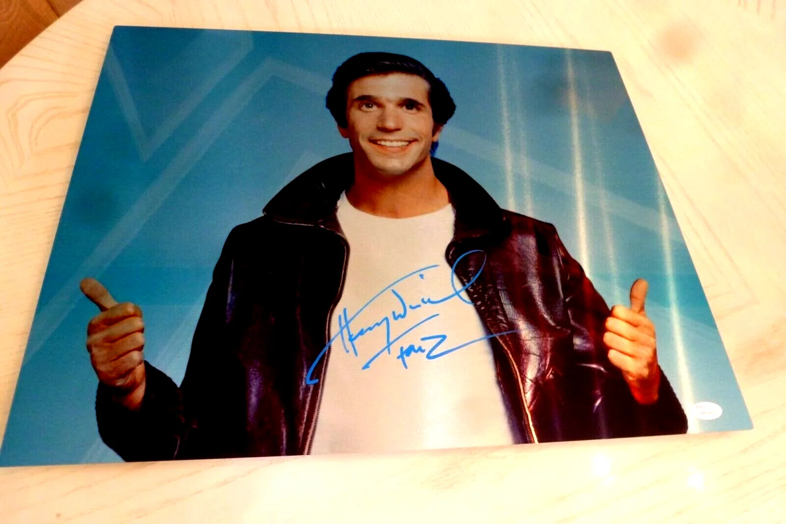 Henry Winkler — HENRY WINKLER "The Fonz" (rare) Signed on Metal 20"x16" Photo -JSA Authenticated, изображение 2