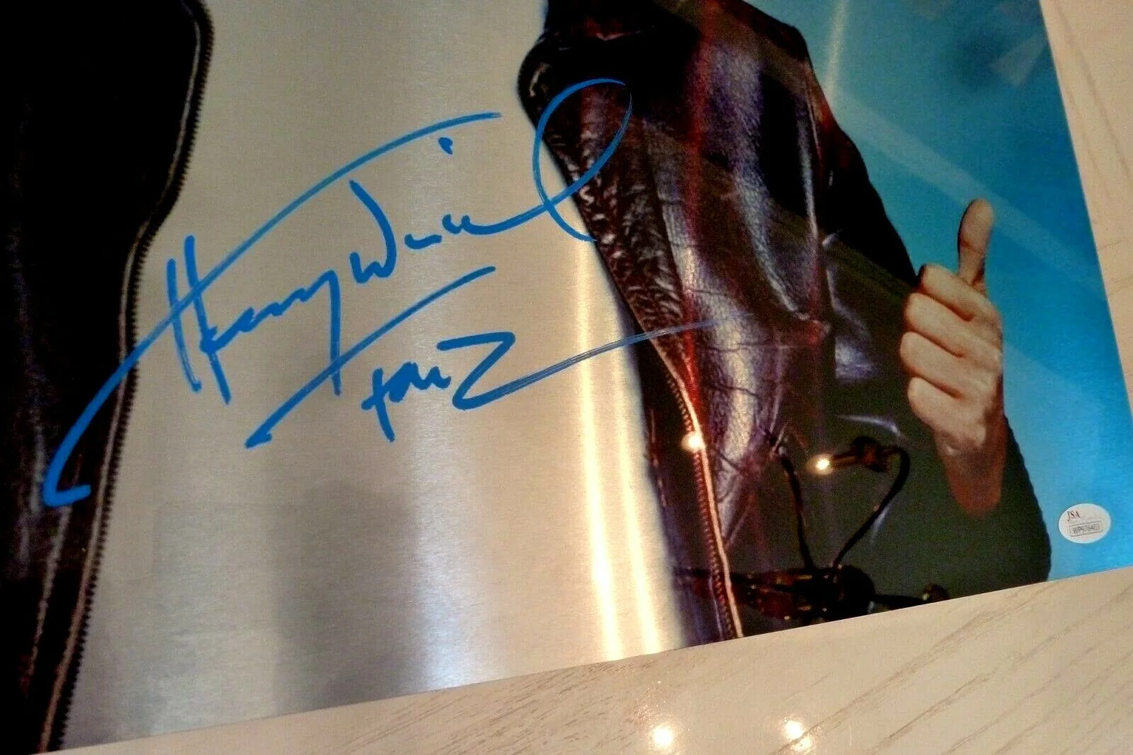 Henry Winkler — HENRY WINKLER "The Fonz" (rare) Signed on Metal 20"x16" Photo -JSA Authenticated, изображение 3