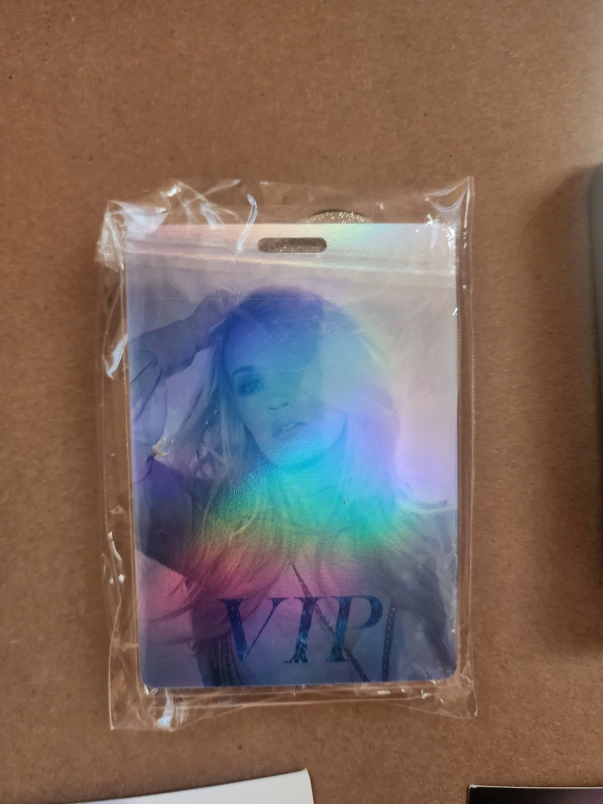 CARRIE UNDERWOOD VIP BADGE AND POSTCARD LOT METAL TIN Cry Pretty Color Tour ❤️, изображение 2