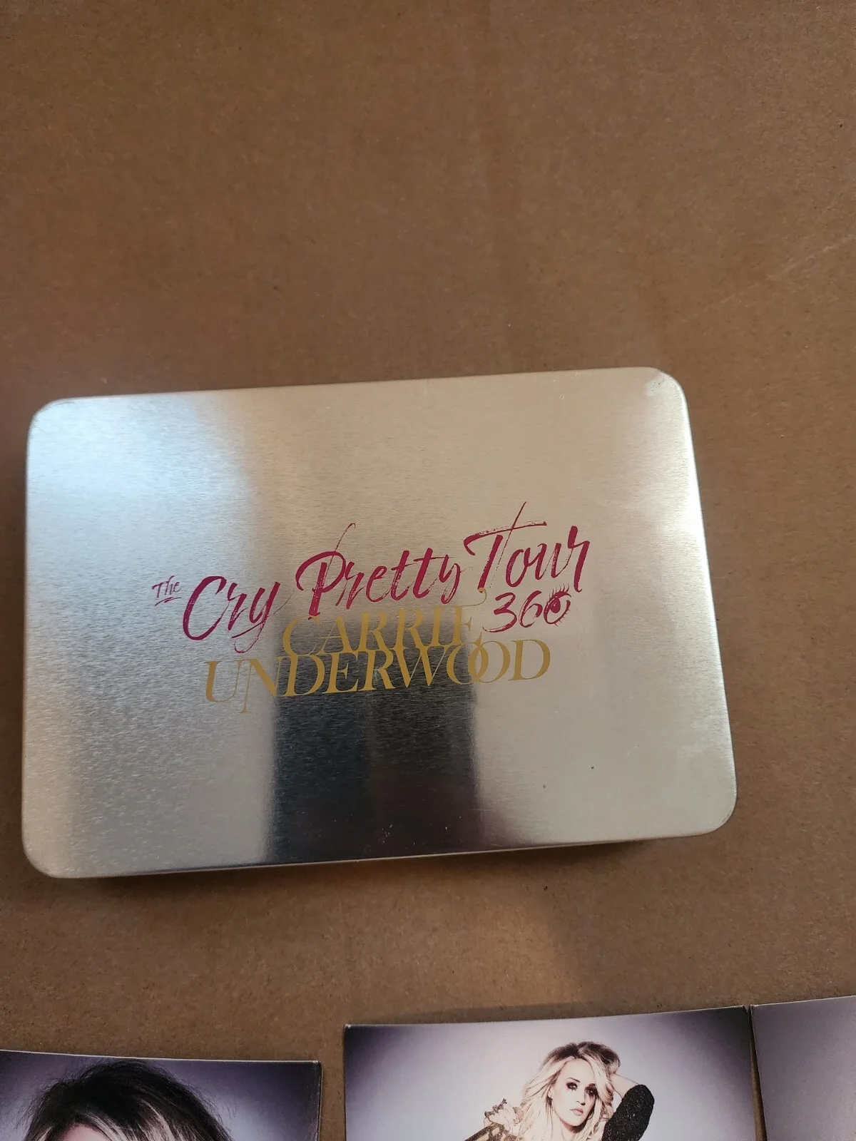 CARRIE UNDERWOOD VIP BADGE AND POSTCARD LOT METAL TIN Cry Pretty Color Tour ❤️, изображение 3