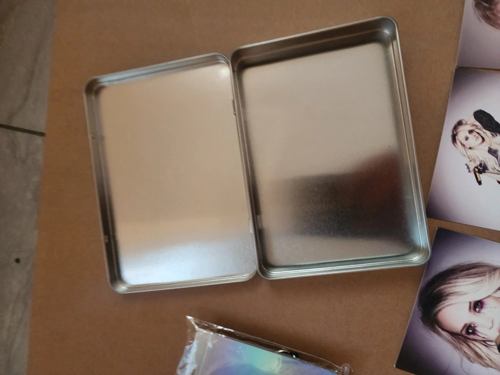 CARRIE UNDERWOOD VIP BADGE AND POSTCARD LOT METAL TIN Cry Pretty Color Tour ❤️, изображение 4