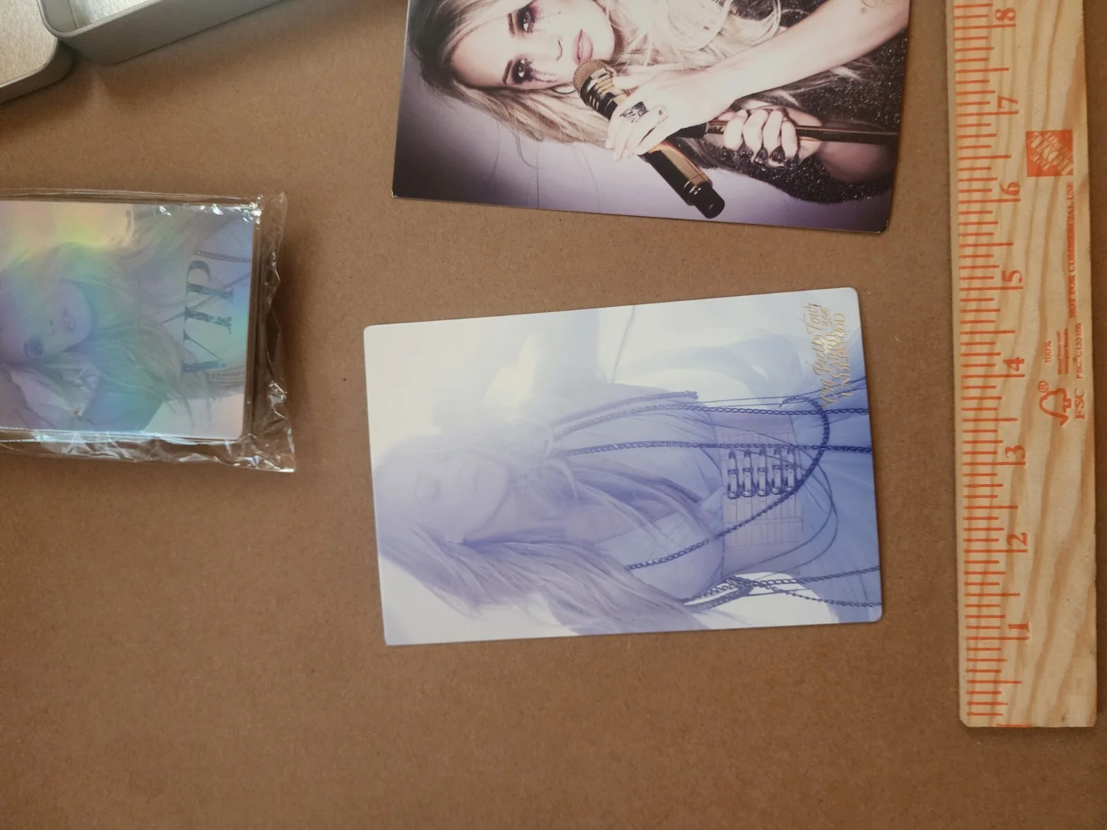 CARRIE UNDERWOOD VIP BADGE AND POSTCARD LOT METAL TIN Cry Pretty Color Tour ❤️, изображение 5