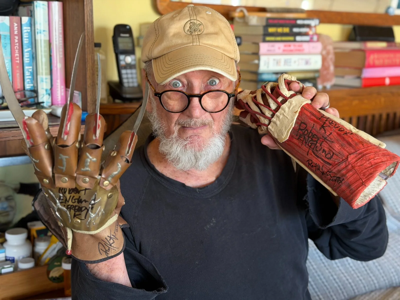 ROBERT ENGLUND & CREW SIGNED WES CRAVEN'S NEW NIGHTMARE FREDDY KRUGER GLOVE COA, изображение 2