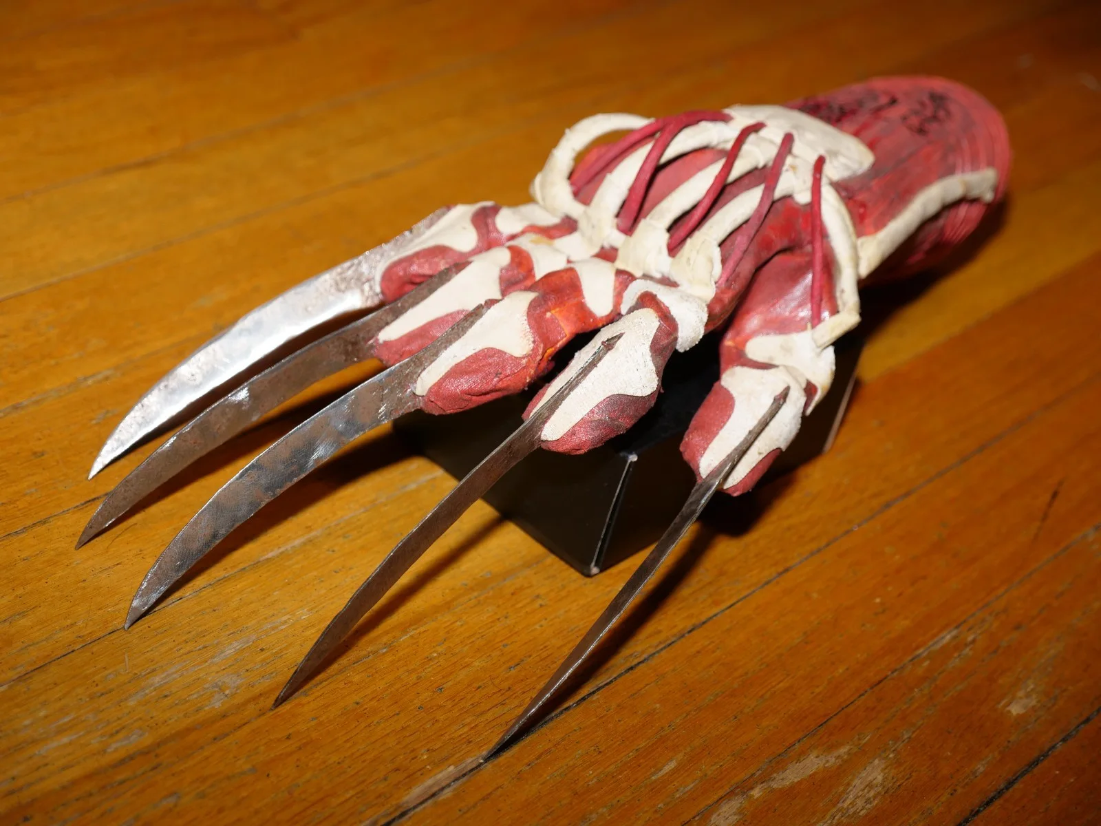 ROBERT ENGLUND & CREW SIGNED WES CRAVEN'S NEW NIGHTMARE FREDDY KRUGER GLOVE COA, изображение 3