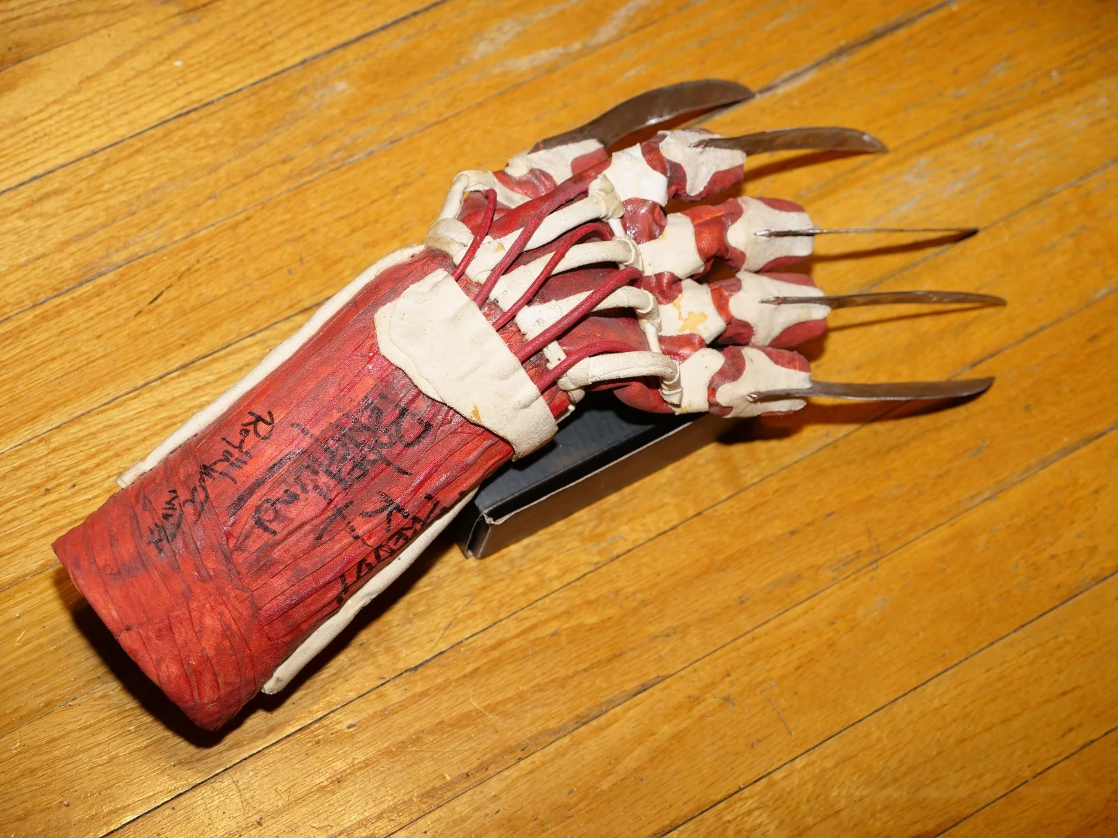ROBERT ENGLUND & CREW SIGNED WES CRAVEN'S NEW NIGHTMARE FREDDY KRUGER GLOVE COA, изображение 4