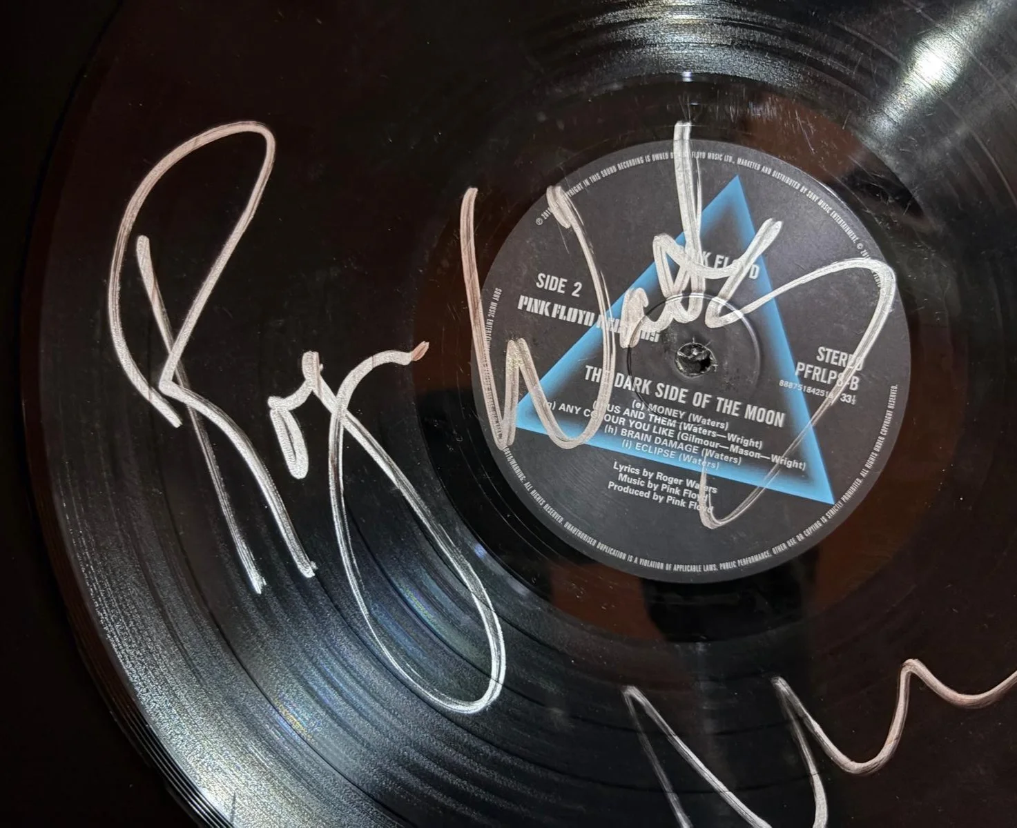 Roger Waters, Nick Mason — ROGER WATERS & NICK MASON SIGNED VINYL DISC DARK SIDE OF THE MOON PINK FLOYD PSA, image 2