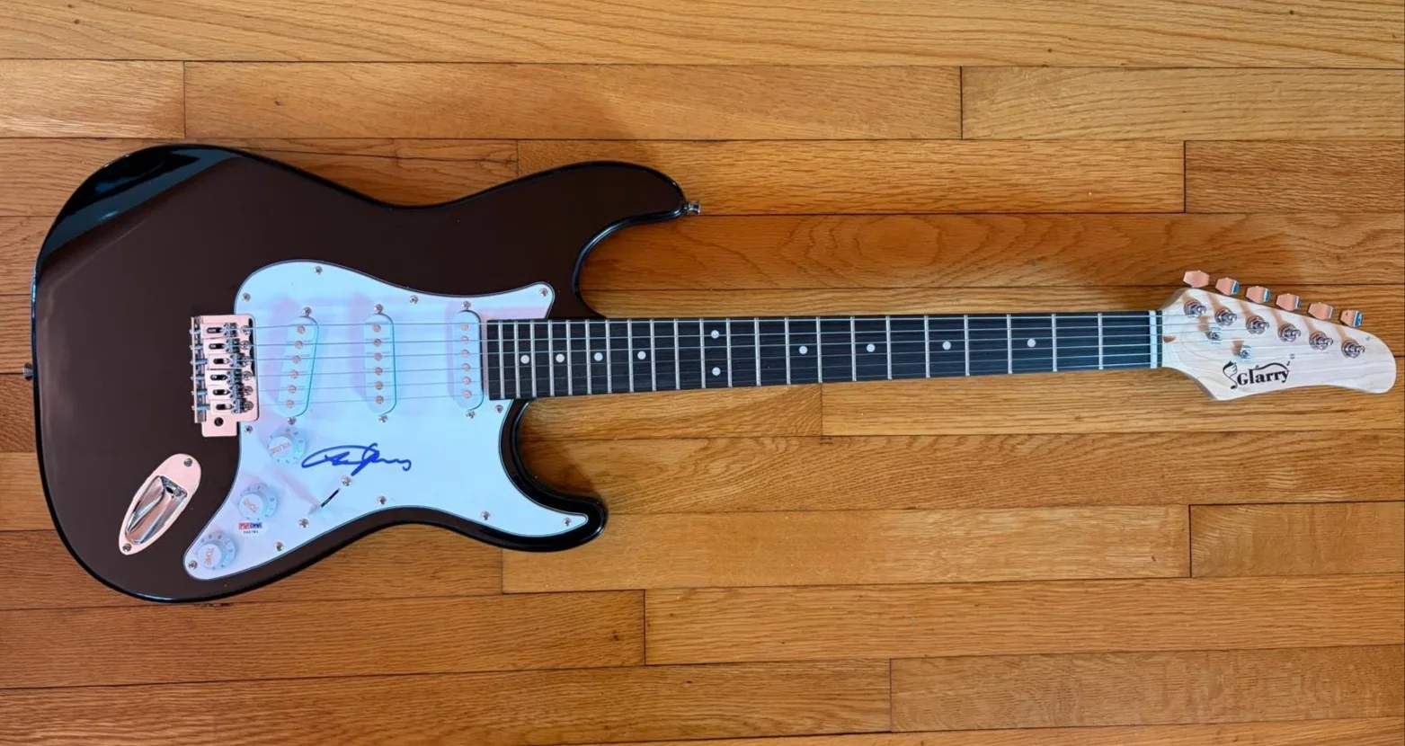 Angus Young — ANGUS YOUNG SIGNED AUTOGRAPHED STRATOCASTER GUITAR BACK IN BLACK AC/DC PSA A, image 2