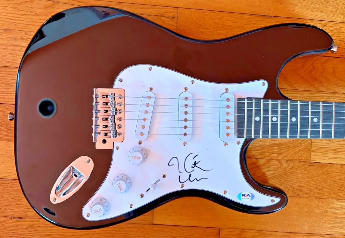 KEITH URBAN — KEITH URBAN SIGNED AUTOGRAPHED STRATOCASTER GUITAR COUNTRY SINGER LET IT ROL PSA