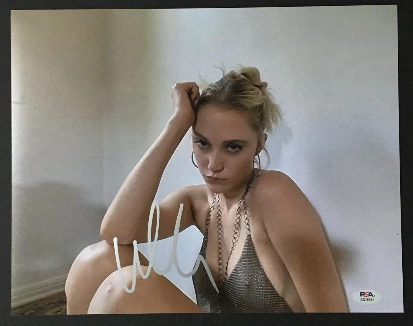 Maika Monroe — MAIKA MONROE SIGNED 11x14 PHOTO PSA DNA AUTOGRAPH PHOTOSHOOT HOT