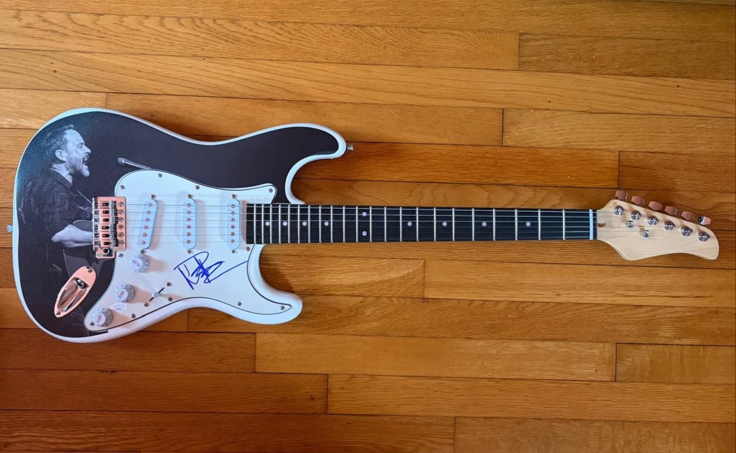 DAVE MATTHEWS — DAVE MATTHEWS SIGNED AUTOGRAPHED CUSTOM GUITAR CRASH INTO ME BAND TWO STEP JSA, image 2