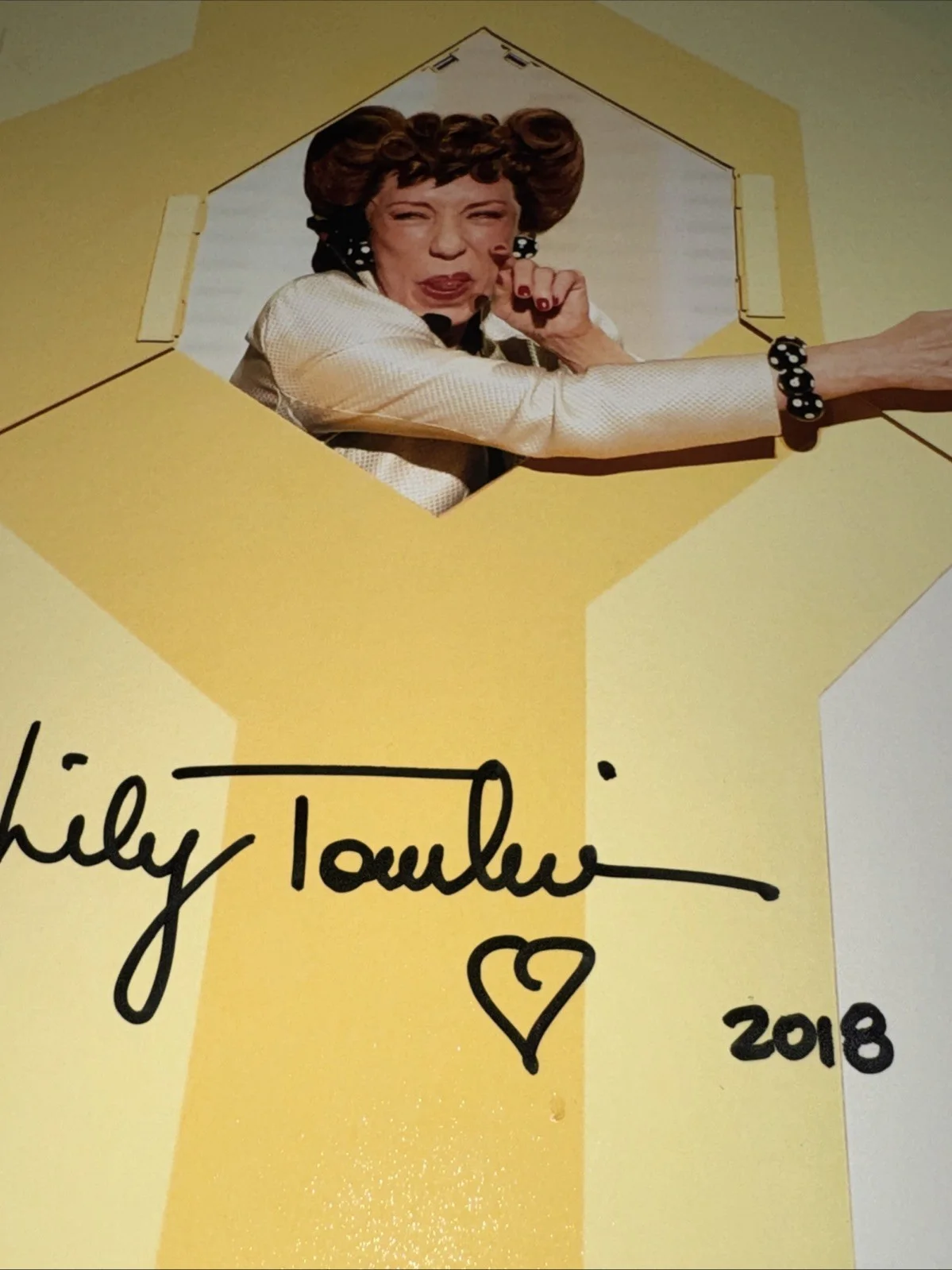 Lily Tomlin — Lily Tomlin Autographed Signed 8x10 Photograph Emmy/Tony/SAG BAS Beckett Cert, image 2