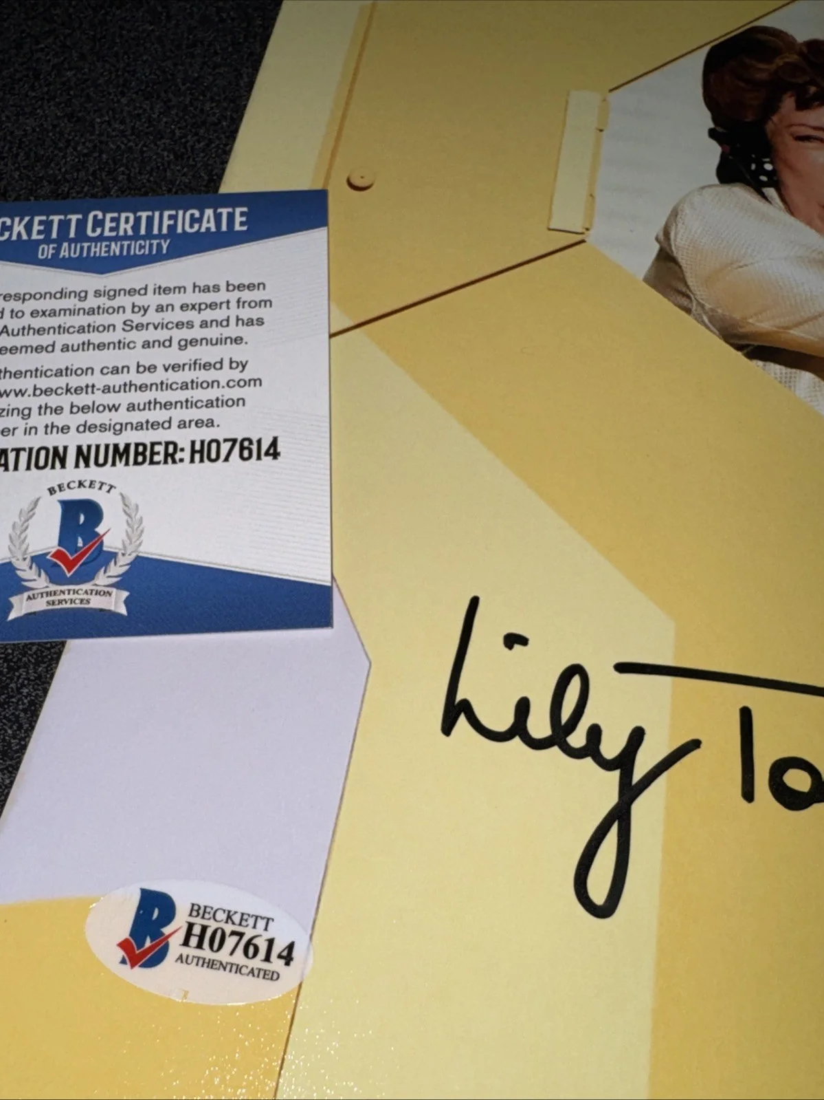 Lily Tomlin — Lily Tomlin Autographed Signed 8x10 Photograph Emmy/Tony/SAG BAS Beckett Cert, image 3