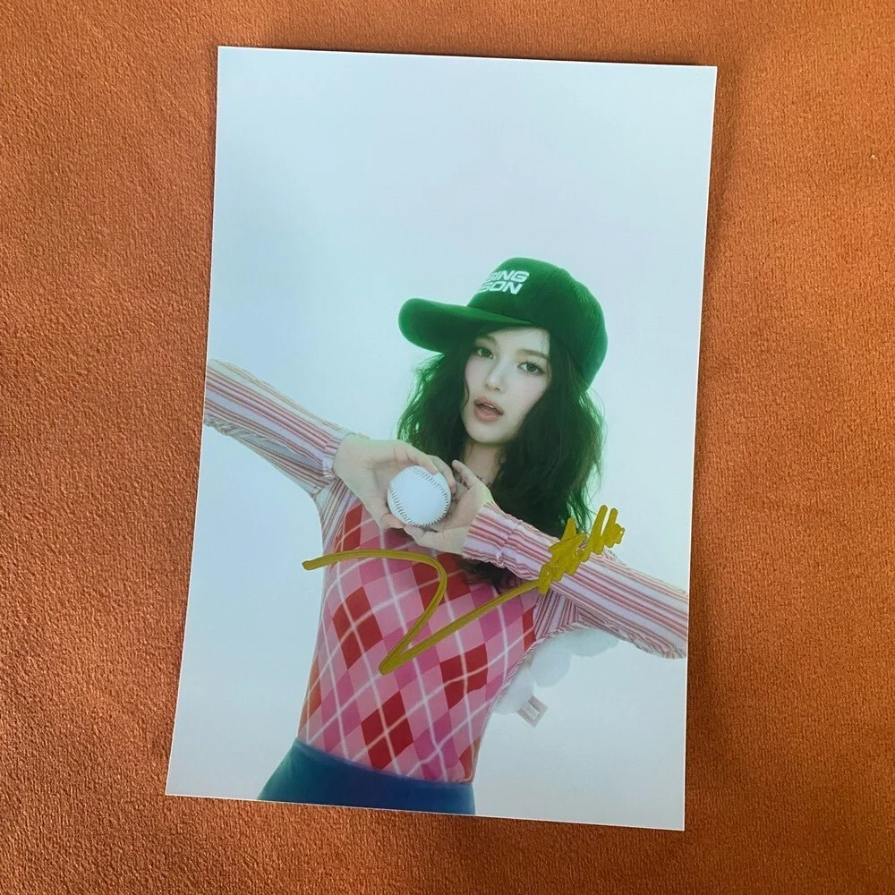 NEWJEANS DANIELLE Autographed Signed Photo K-POP Collection 4*6 2024B, image 3