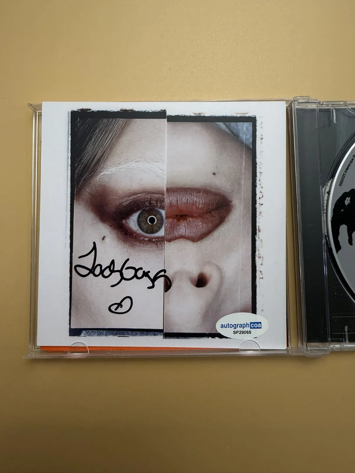 Lady Gaga SIGNED Mayhem CD Cover Art Card Photo Autograph ACOA SP29065, изображение 2