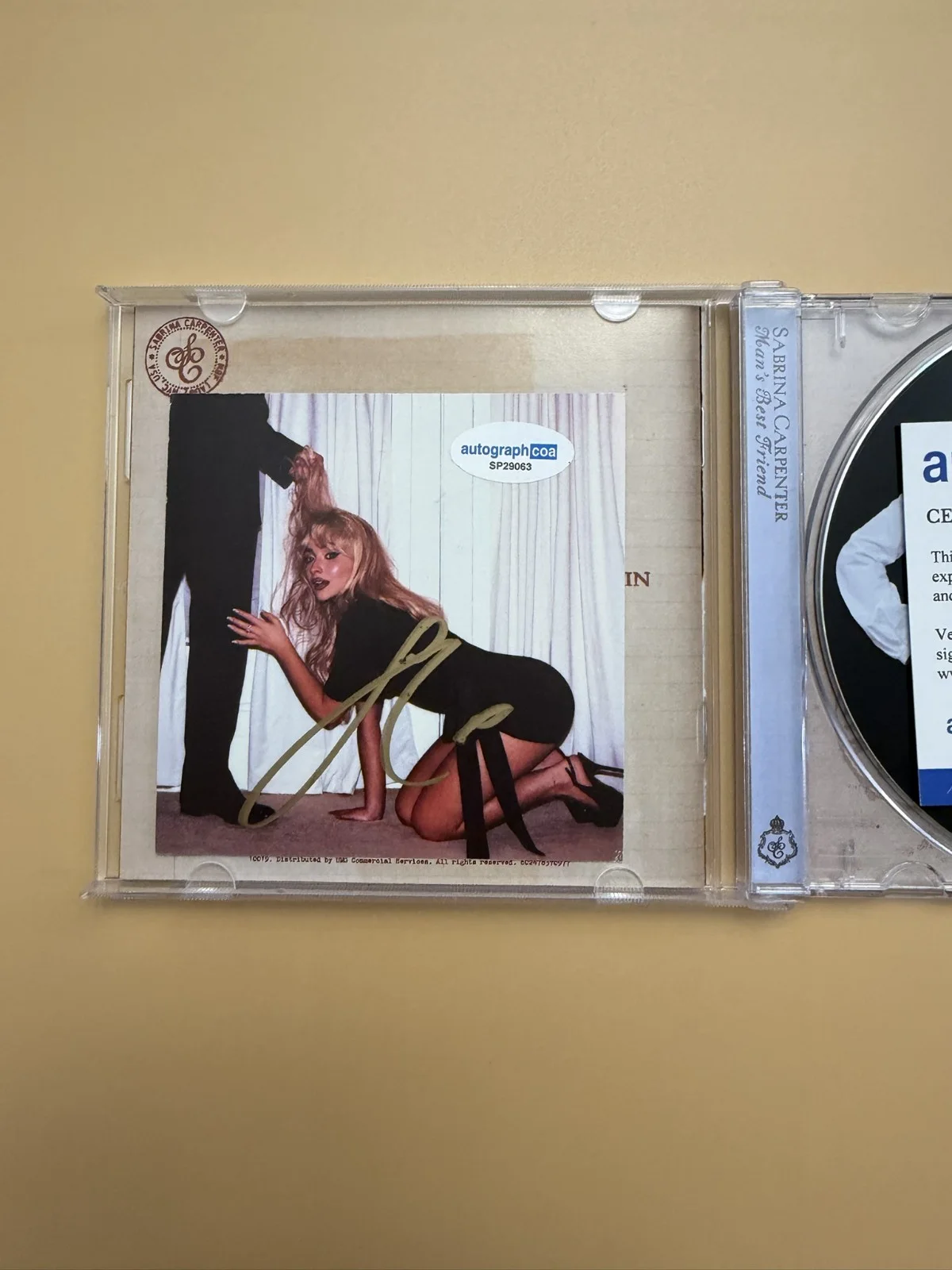 SIGNED Sabrina Carpenter CD Man’s Best Friend Autograph ACOA SP29063, изображение 2