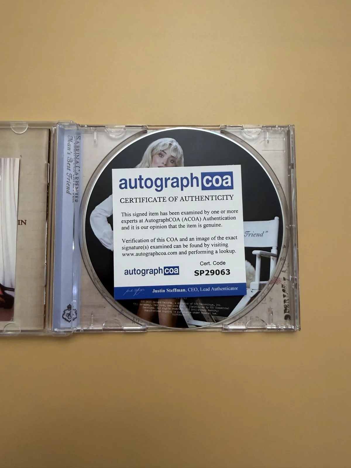 SIGNED Sabrina Carpenter CD Man’s Best Friend Autograph ACOA SP29063, изображение 3