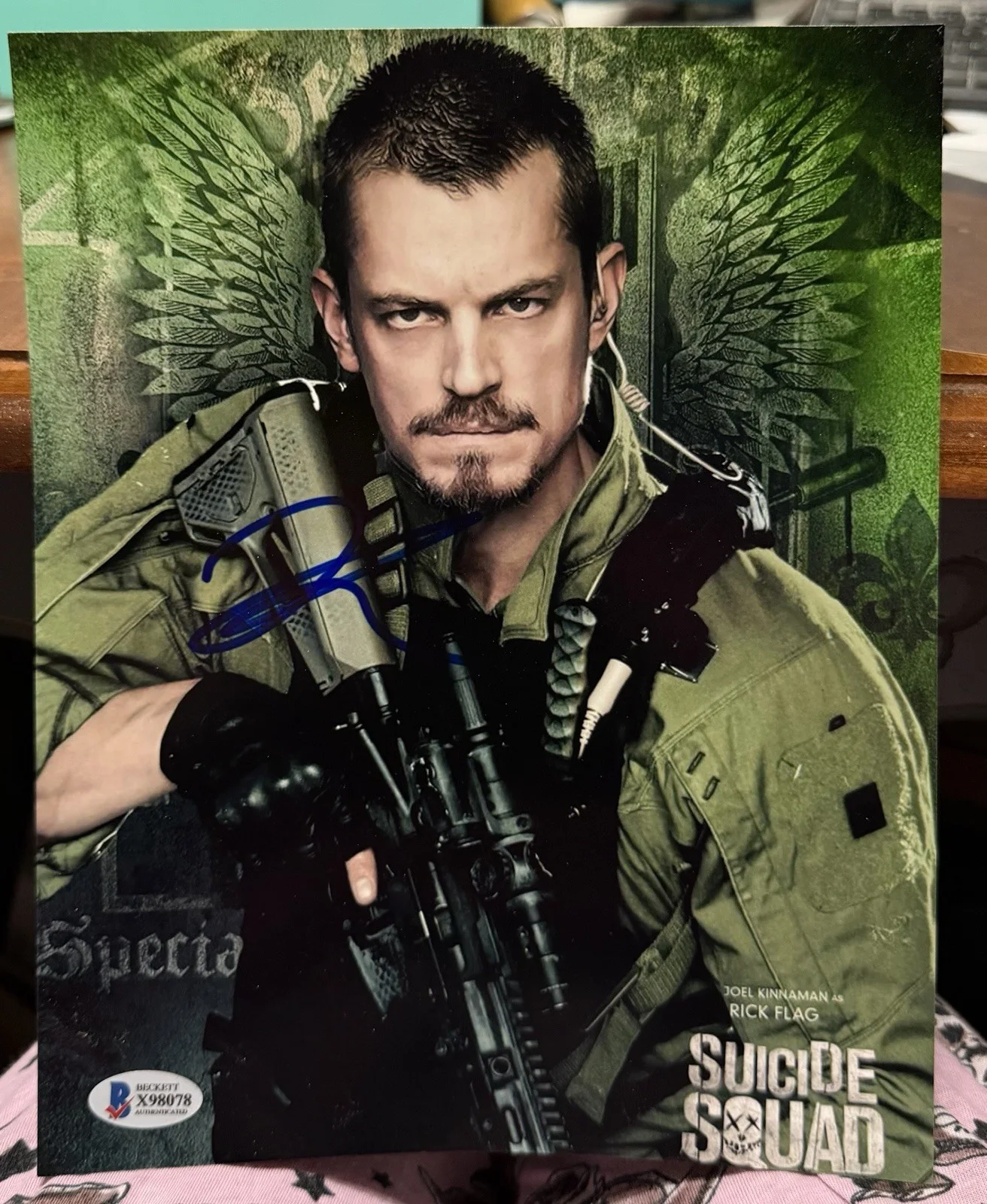 JOEL KINNAMAN — JOEL KINNAMAN SIGNED RICK FLAG SUICIDE SQUAD 8x10 Beckett COA Autograph, изображение 2