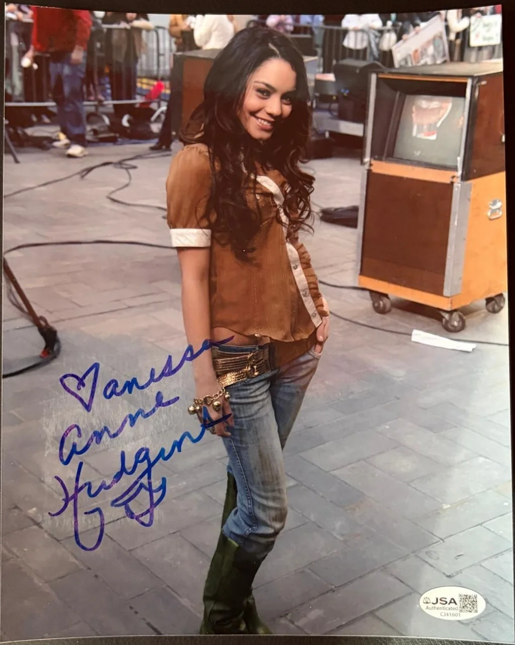 Vanessa Hudgens — VANESSA HUDGENS SIGNED AUTOGRAPHED 8X10 PHOTO SEXY HIGH SCHOOL MUSICAL PSA B