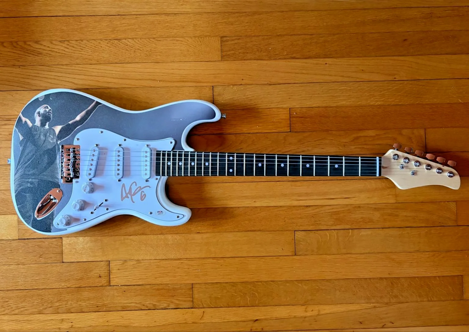 Drake — DRAKE SIGNED AUTOGRAPHED CUSTOM STRAT GUITAR OVO OWL 6 GOD PLAN CANADA RARE PSA, изображение 2