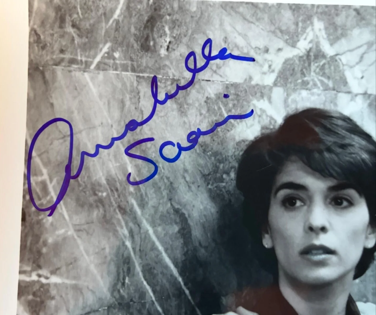Annabella Sciorra — ANNABELLA SCIORRA SIGNED AUTOGRAPHED 8X10 PHOTO WHISPERS IN THE DARK JSA COA B, изображение 2