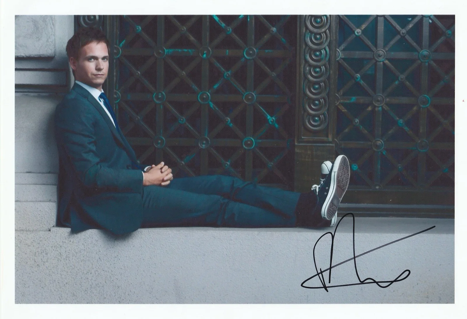 Patrick J. ADAMS — PATRICK J ADAMS SIGNED AUTOGRAPHED IN PERSON 100 % TV SHOW SUITS MEGHAN MARKLE