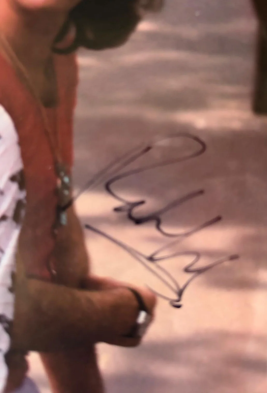 Barry Gibb, Robin Gibb, Maurice Gibb — BEE GEES BARRY ROBIN MAURICE GIBB SIGNED 11X14 MAGAZINE PAGE CASH BOX PSA COA B, image 3