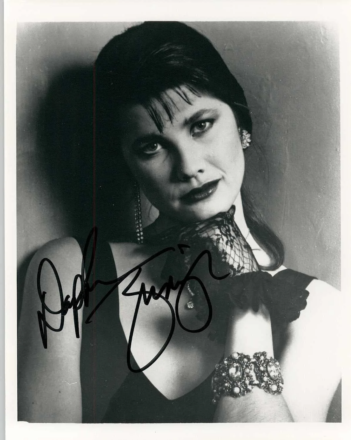 Daphne Zuniga — Daphne Zuniga Signed Autographed Glossy 8x10 Photo
