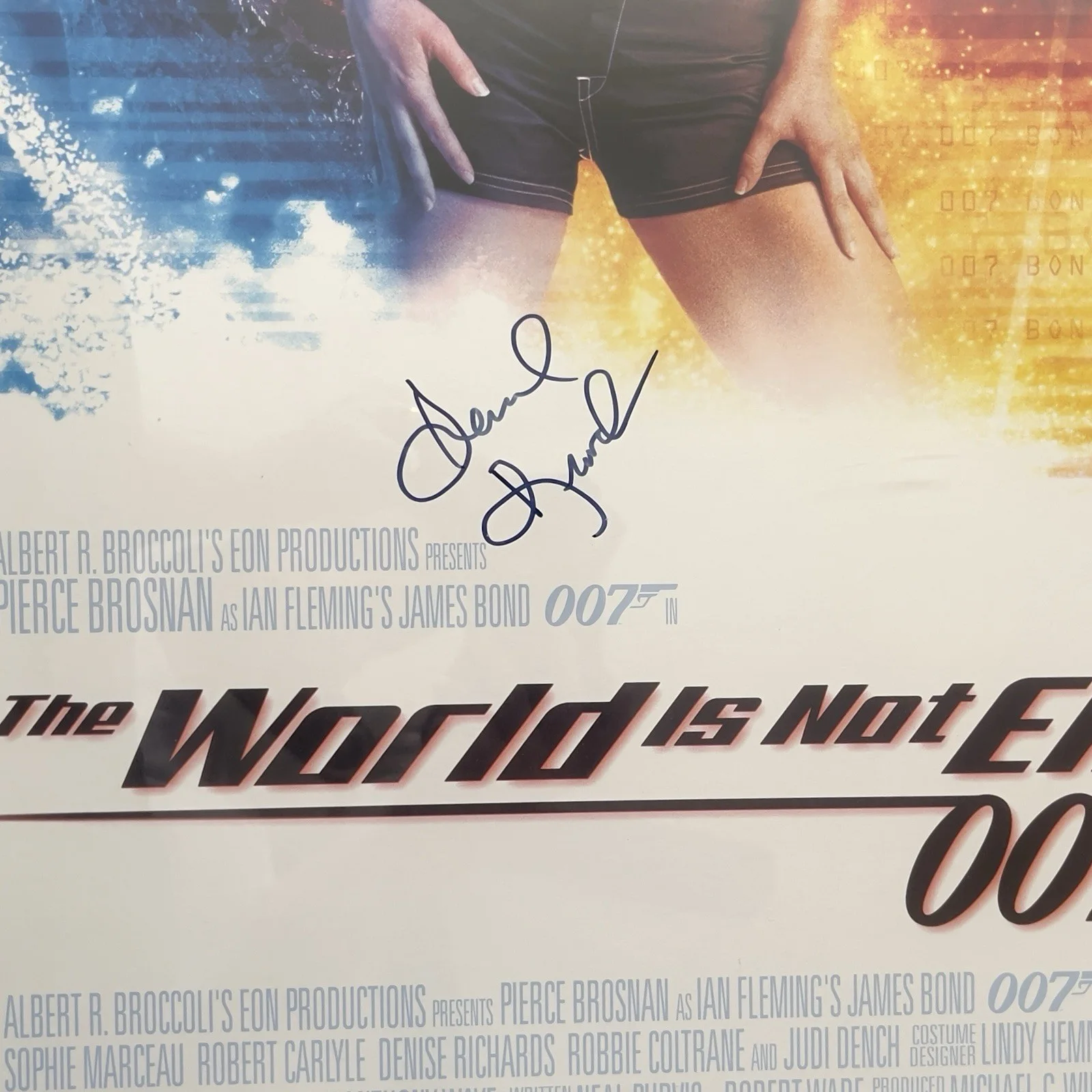 Pierce Brosnan Autographed James Bond Poster The World Is Not Enough Framed, изображение 2