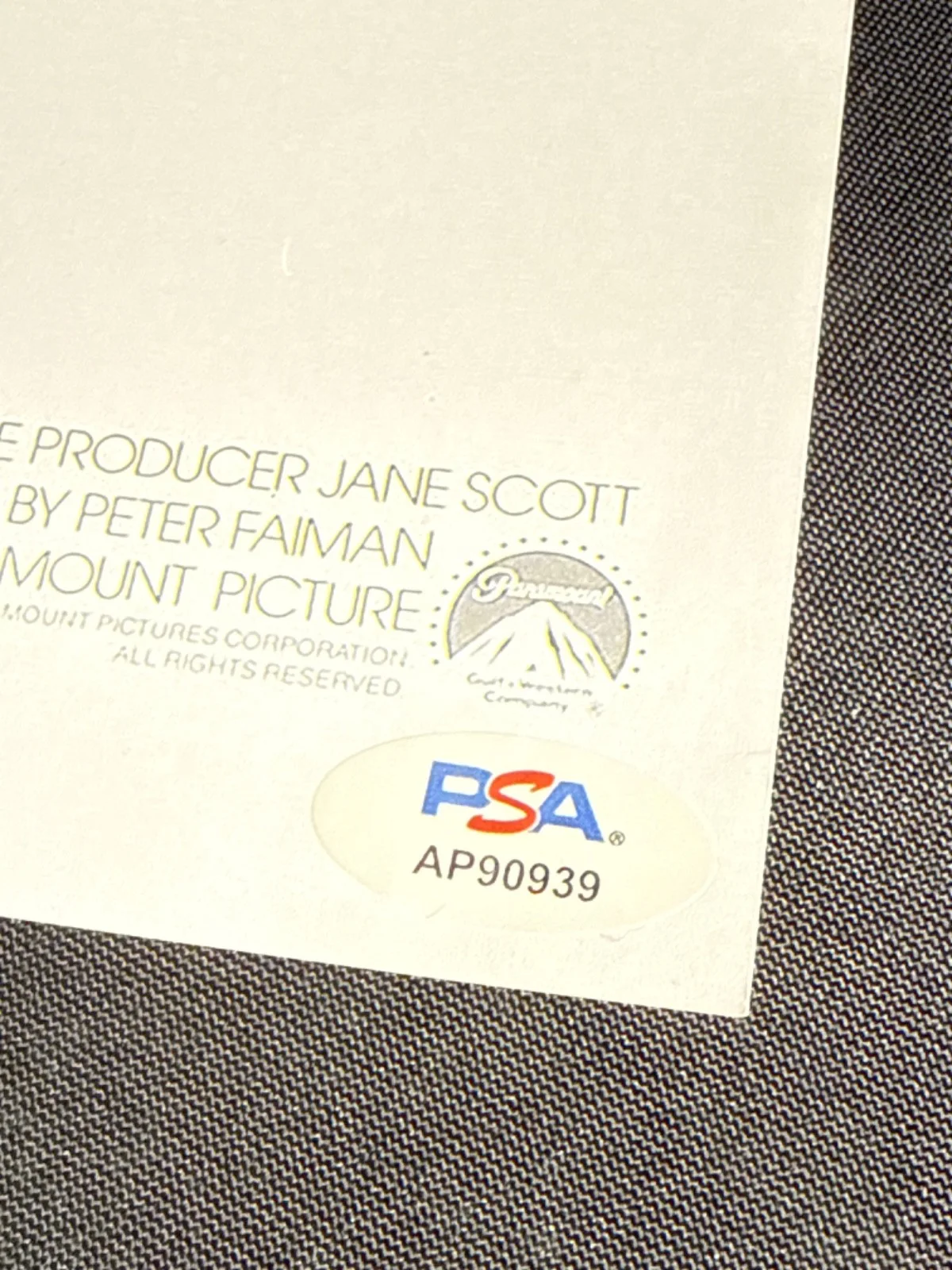 Paul Hogan — Paul Hogan Signed 12x18 Crocodile Dundee Movie Poster PSA AP90939, изображение 2