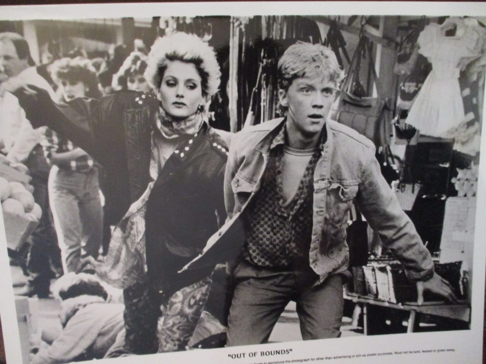 Jenny Wright/Anthony Michael Hall(OUT OF BOUNDS) 1993 10 x 8 B & W Press Photo, изображение 2