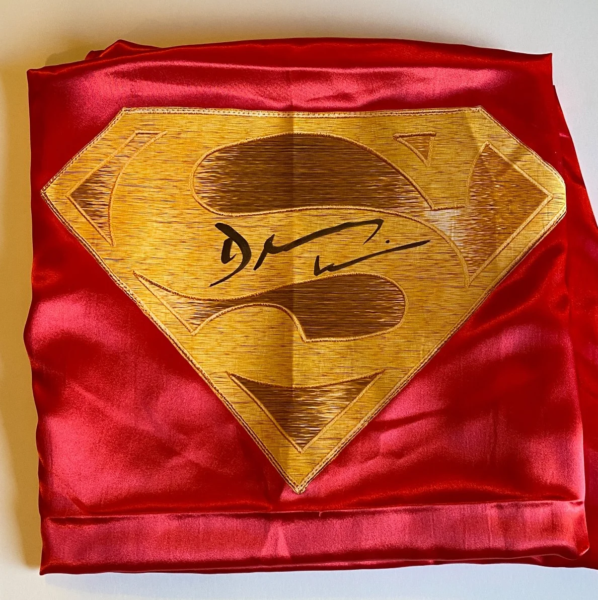 Dean Cain — Dean Cain Signed Superman Gold Logo Cape Auto JSA, image 2