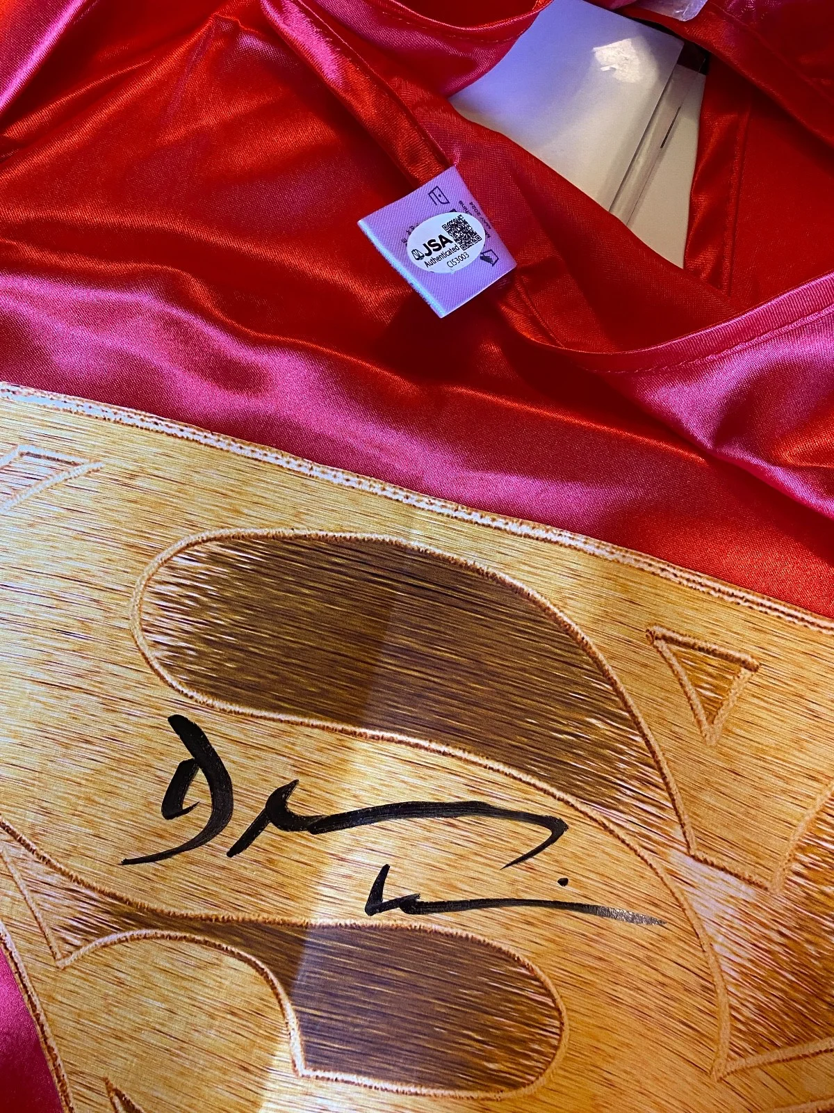 Dean Cain — Dean Cain Signed Superman Gold Logo Cape Auto JSA, image 4