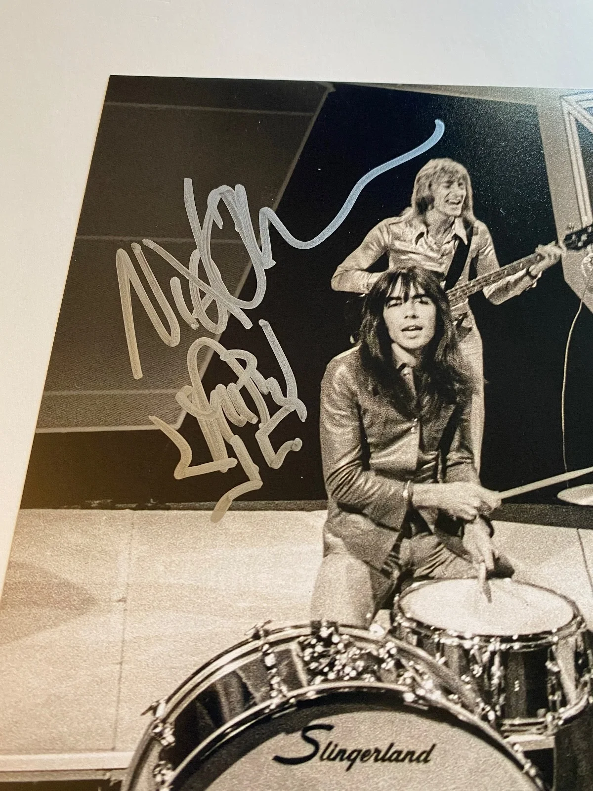 Nigel Olsson — Nigel Olsson Signed (ACOA) 8x10 Photo Auto Hand-Drawn Sketch - Drummer for Elton, изображение 2