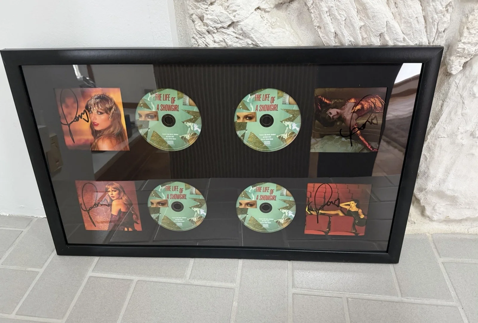 Taylor Swift The Life of a Showgirl CD Signed Autograph Photos 1 2 3 4 Framed ✅✅, изображение 2