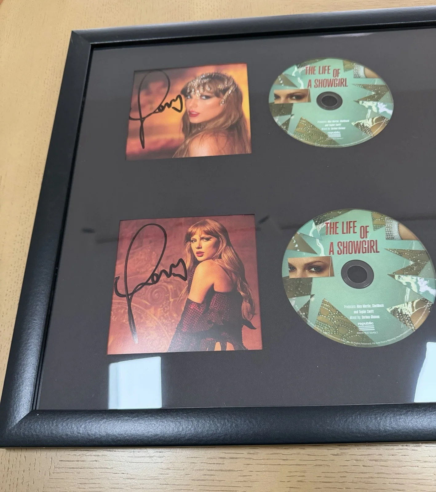 Taylor Swift The Life of a Showgirl CD Signed Autograph Photos 1 2 3 4 Framed ✅✅, изображение 3