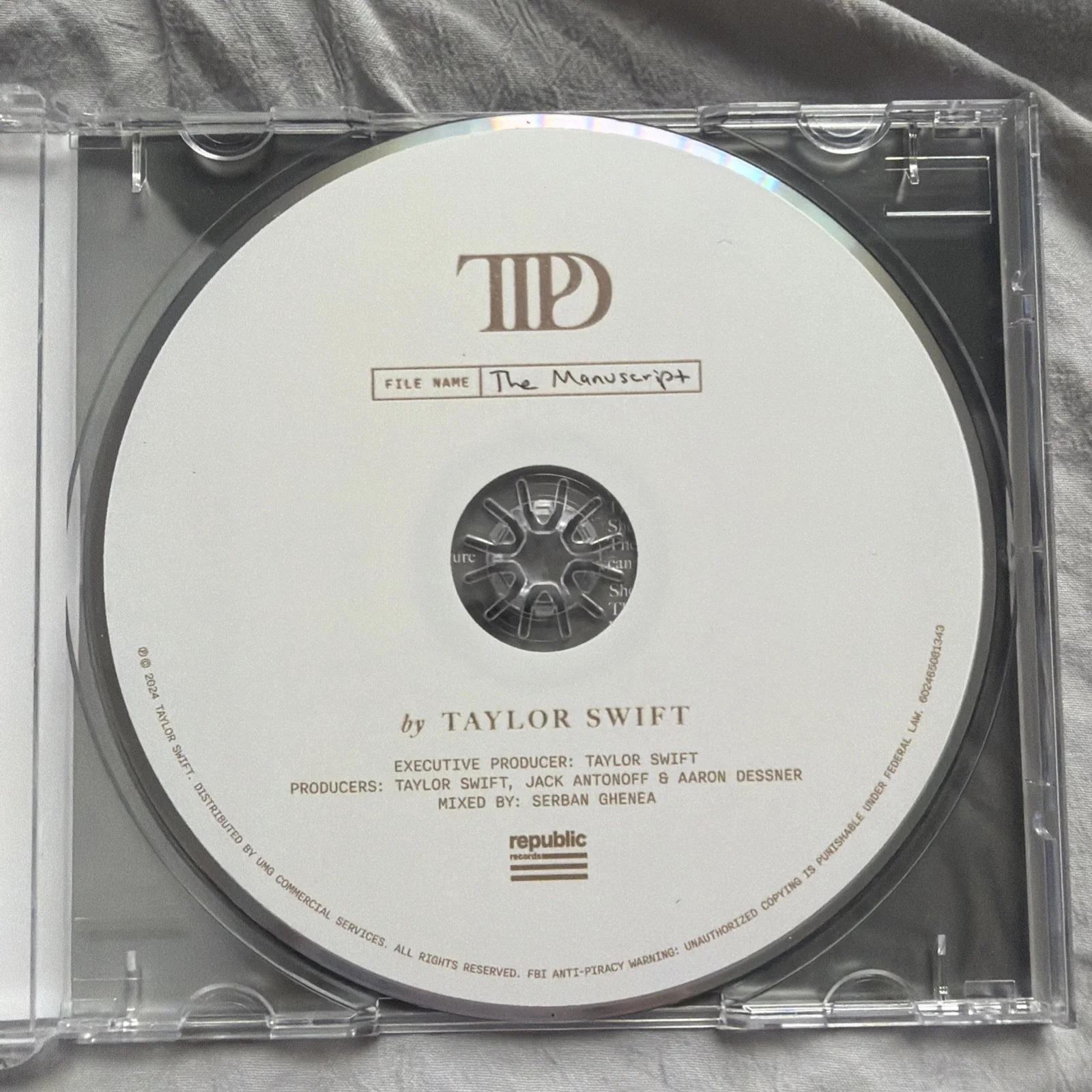 Taylor Swift The Tortured Poets Dept CD + Manuscript w Hand Signed Photo, изображение 2