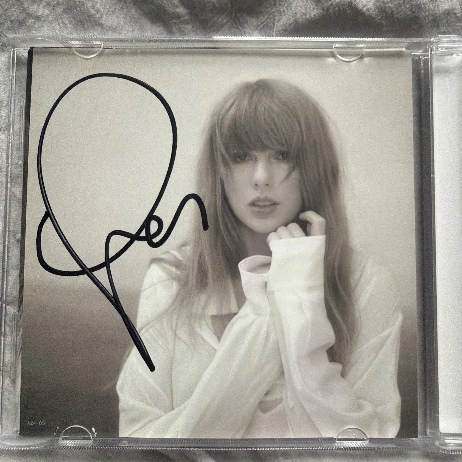 Taylor Swift The Tortured Poets Dept CD + Manuscript w Hand Signed Photo, изображение 3