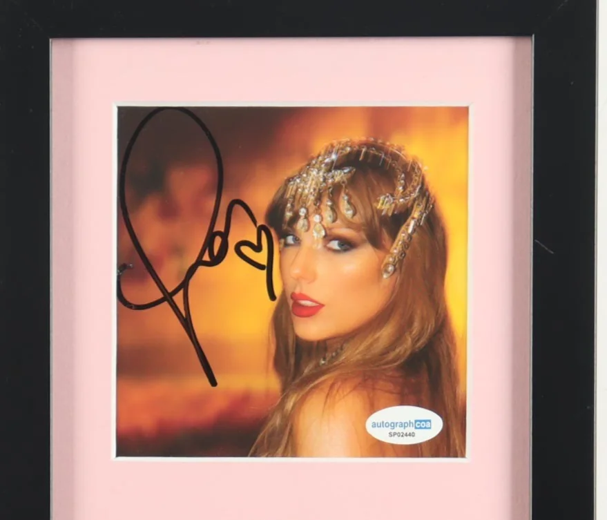 Taylor Swift Signed 'The Life of a Showgirl' CD Insert in an 8"x13" Frame (AOCA), изображение 2