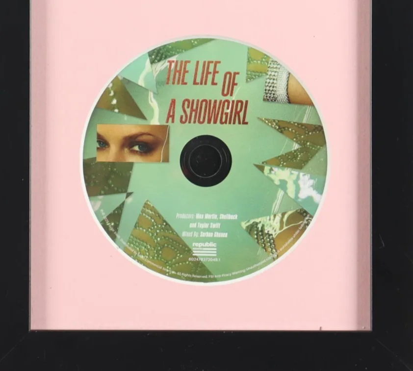 Taylor Swift Signed 'The Life of a Showgirl' CD Insert in an 8"x13" Frame (AOCA), изображение 3