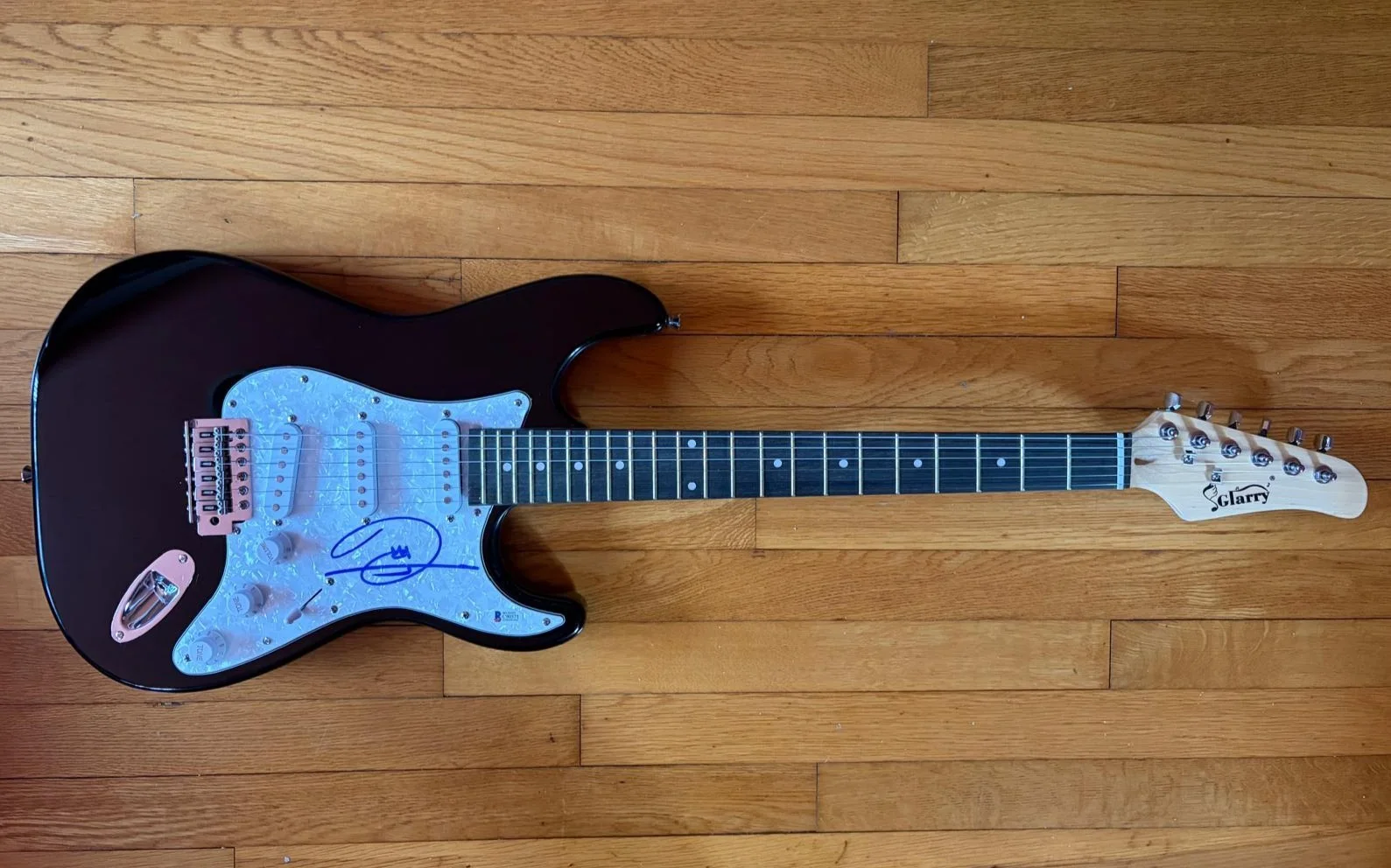 Barry Gibb — BARRY GIBB SIGNED AUTOGRAPHED STRATOCASTER GUITAR STAYIN' ALIVE BEE GEES BECKETT, image 2
