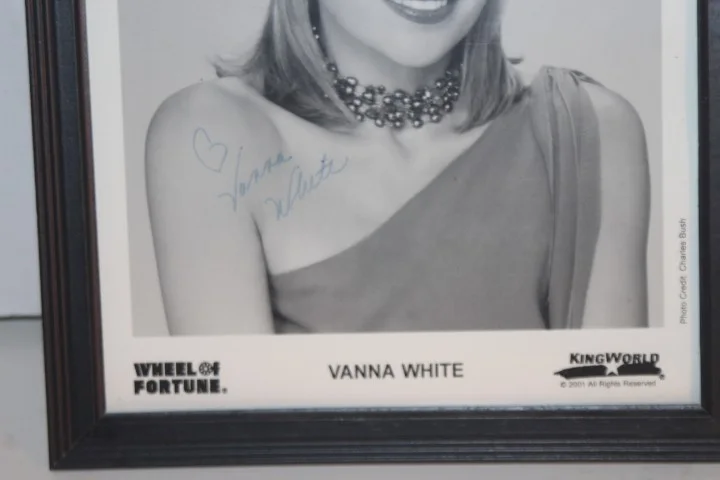 Vanna White — Vanna White Autographed 8 x 10 Glossy black and white Photo with COA, image 3