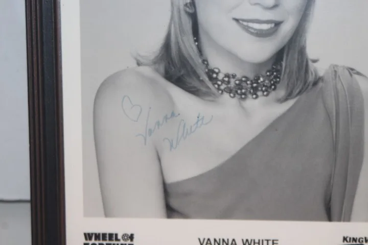 Vanna White — Vanna White Autographed 8 x 10 Glossy black and white Photo with COA, image 4