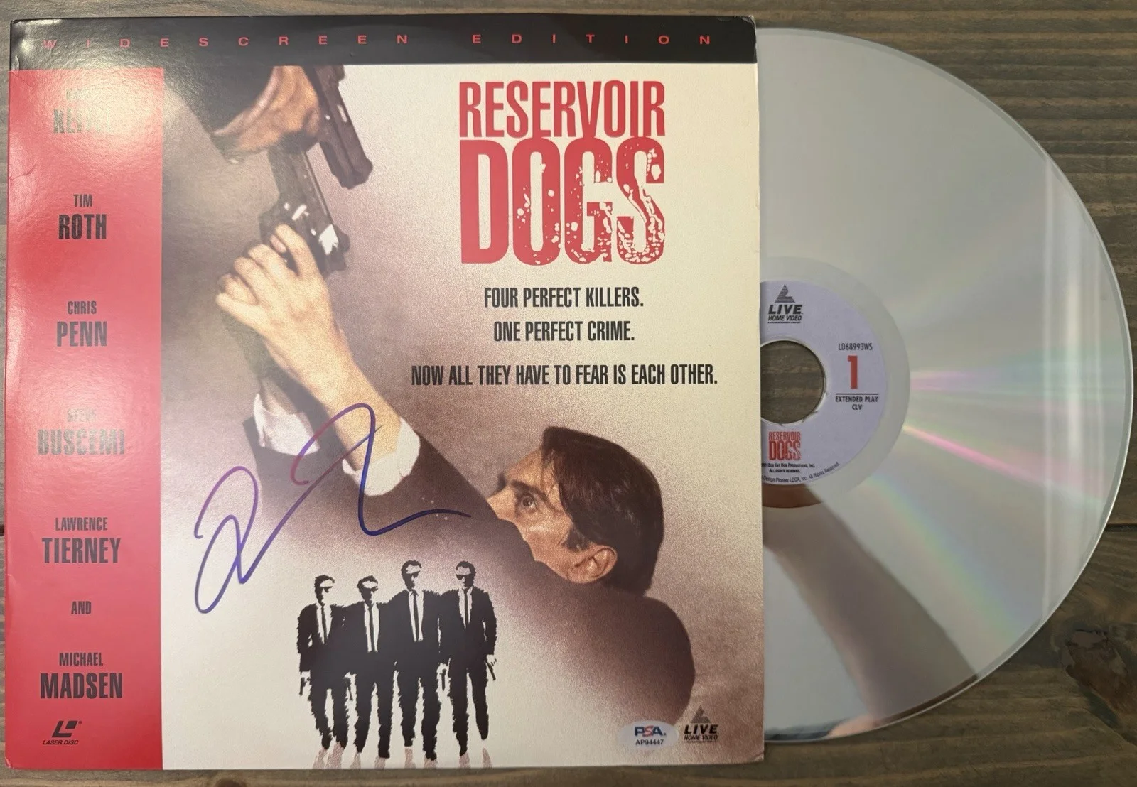 ✅ PSA Authenticated Quentin Tarantino Signed Reservoir Dogs LaserDisc Cover, изображение 2