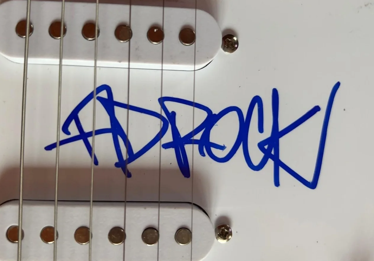 Ad Rock — AD ROCK SIGNED AUTOGRAPHED STRATOCASTER GUITAR BEASTIE BOYS INTERGALACTIC PSA, image 3
