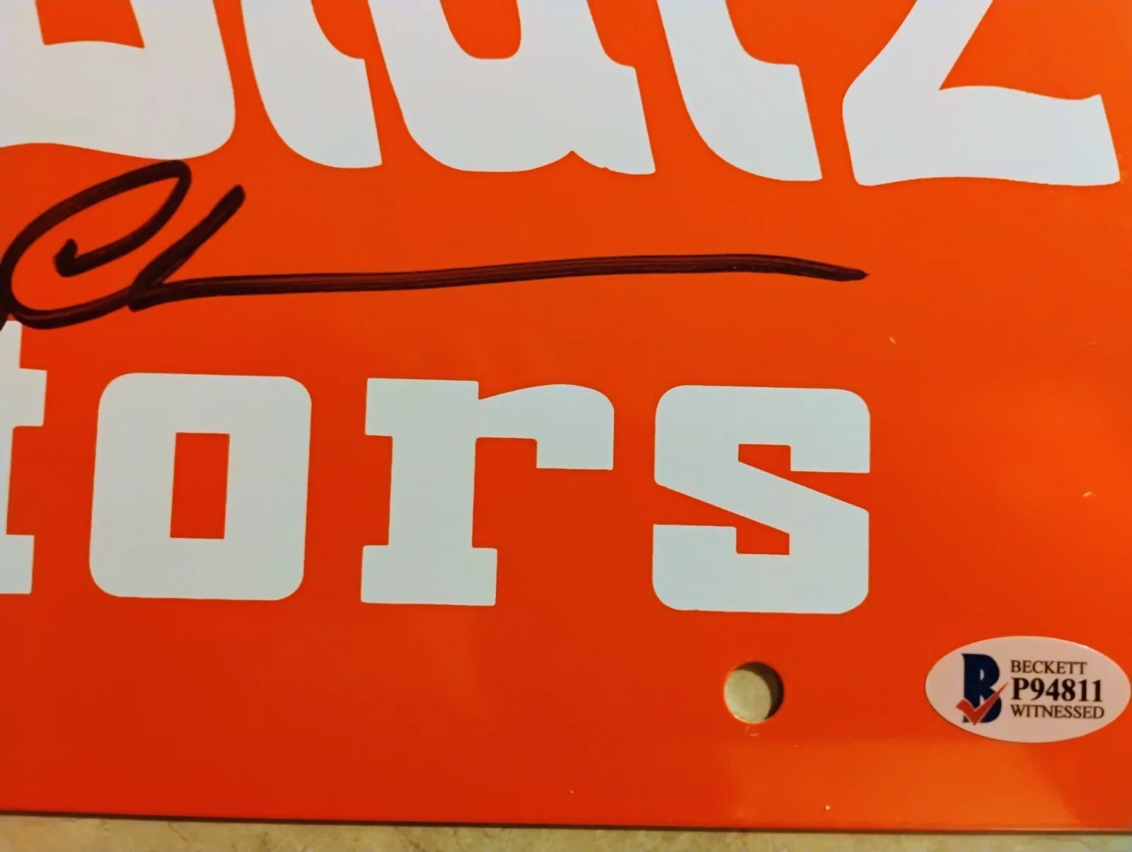 chevy chase — Chevy Chase Lou Glutz Motors Signed License Plate Beckett COA, изображение 3