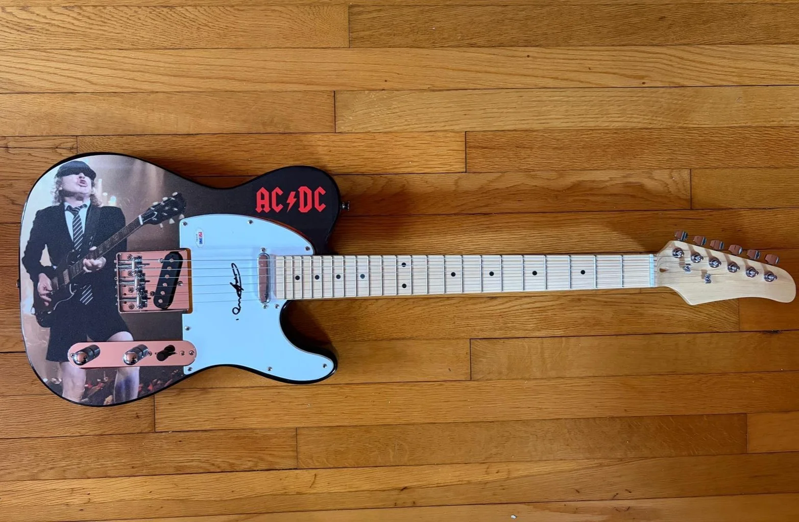 Angus Young — ANGUS YOUNG SIGNED AUTOGRAPHED TELECASTER GUITAR BACK IN BLACK AC/DC RARE PSA B, изображение 2